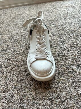 Alexander McQueen right shoe size (38)